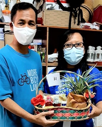 Salah satu penerima hadiah GMU3, pak Broto dan istri dari wil Petrus--
